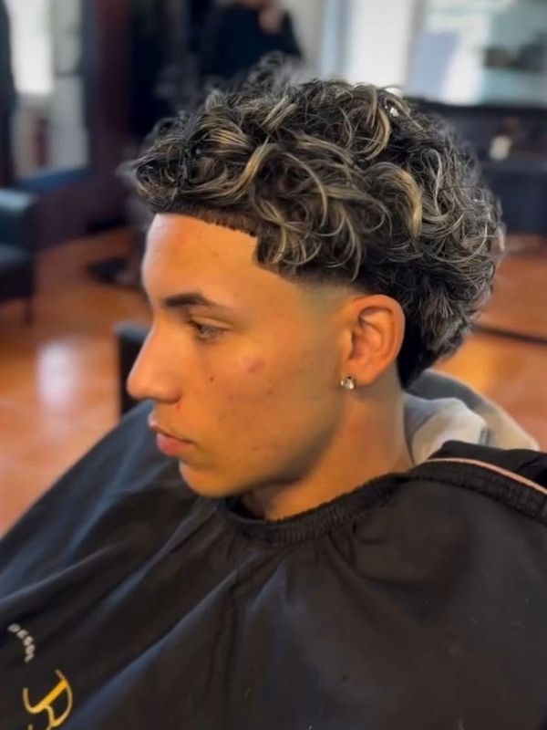wavy-hair-type-2a–2c-low-fade-curly-haircut